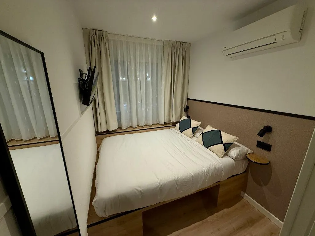 DOUBLE STANDARD Room, Mucho Madrid, Madrid