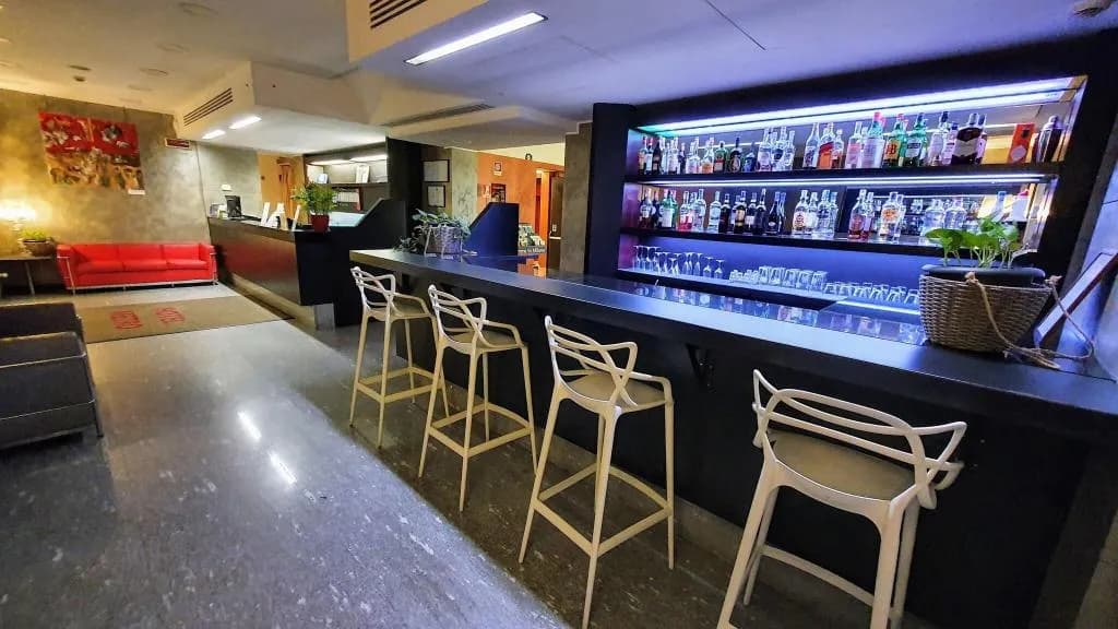 Bar, Metro, Milan