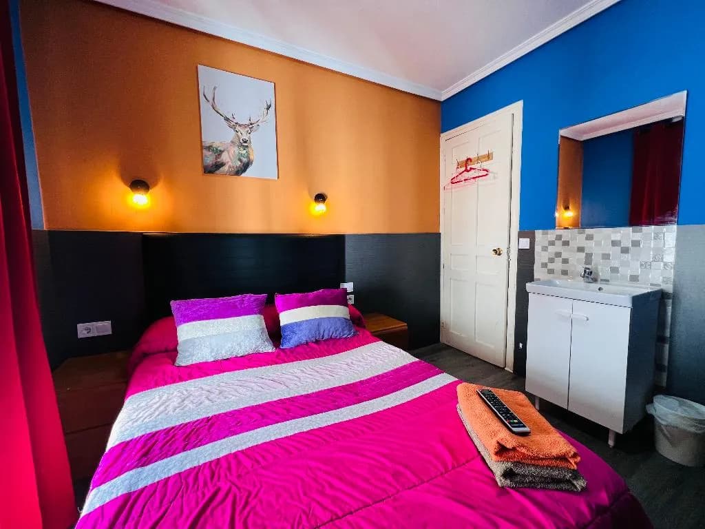 DOUBLE WITH SHARED BATHROOM Room, Hostal Numancia, Madrid