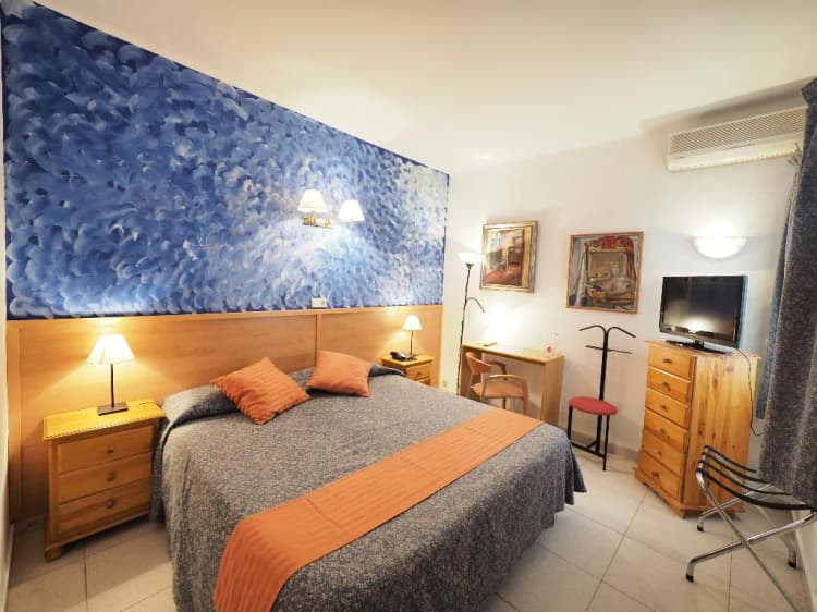 DOUBLE BASIC Room, Montserrat, Costa Brava