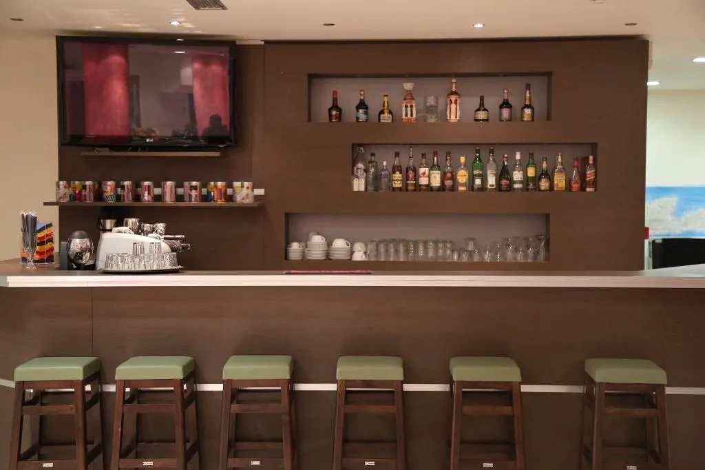 Bar, Sea Breeze, Crete