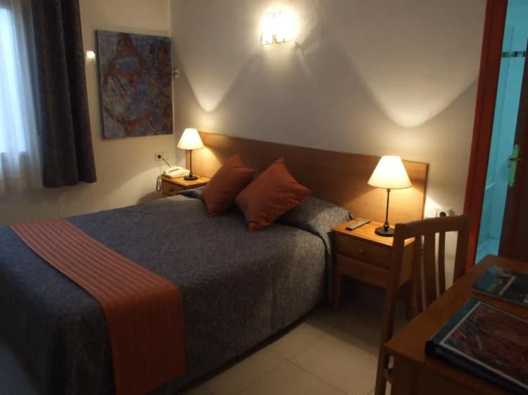 DOUBLE BASIC Room, Montserrat, Costa Brava