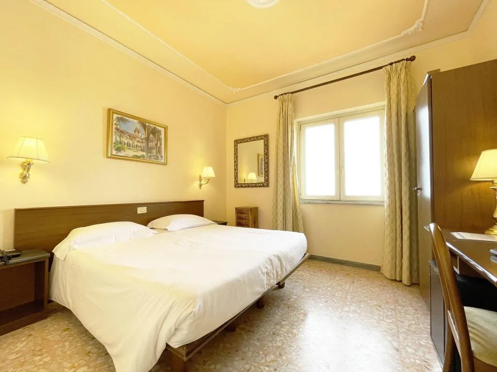 DOUBLE CLASSIC QUEEN BED Room, Hotel Central, Naples