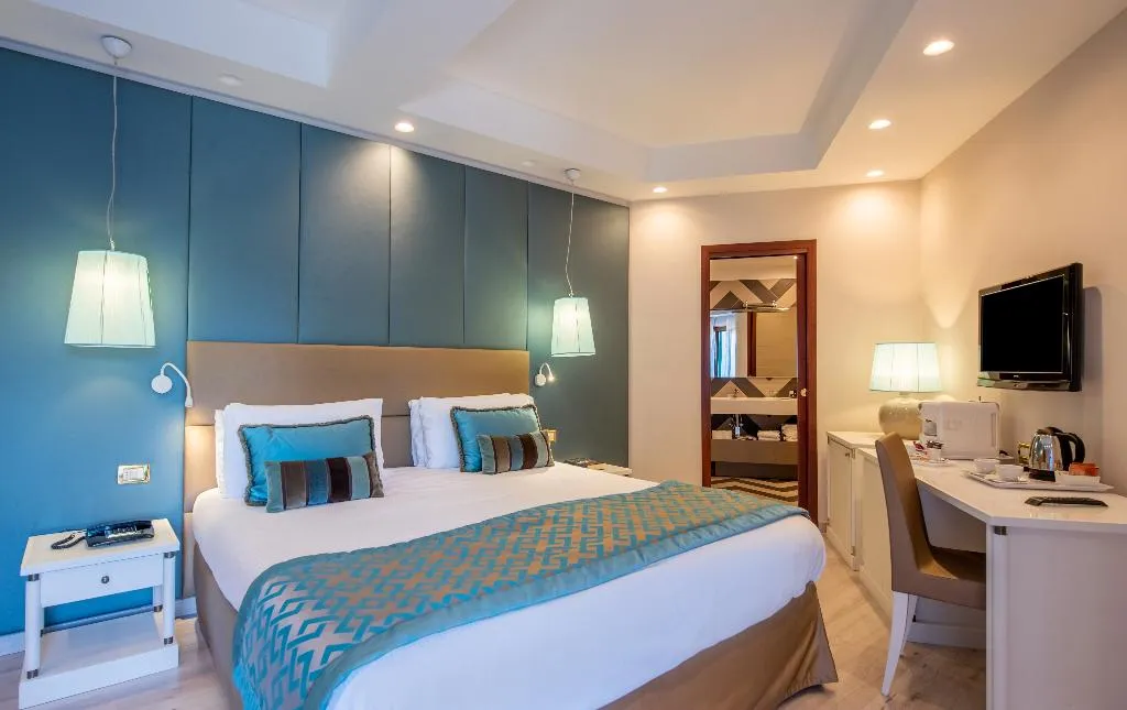 DOUBLE DELUXE GARDEN VIEW Room, Nastro Azzurro Resort, Naples