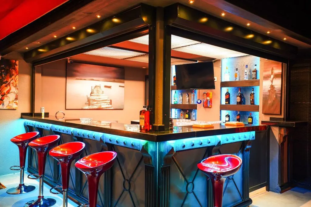 Bar, Seren Sari, Dalaman