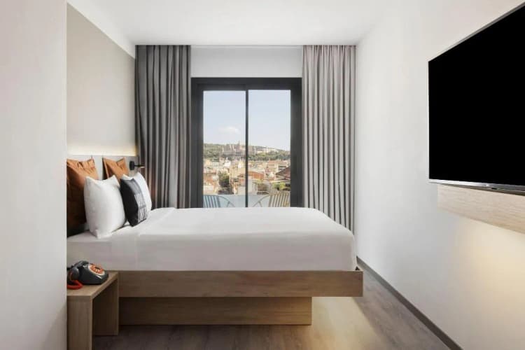 DOUBLE CITY VIEW QUEEN BED Room, Moxy Barcelona, Barcelona
