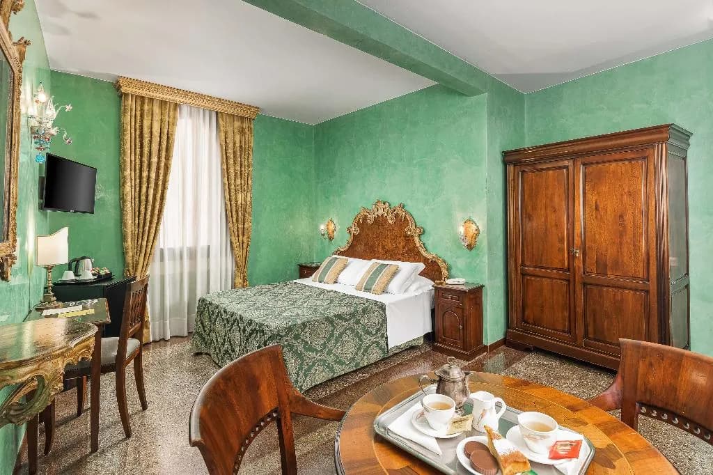 Double or Twin DELUXE CANAL VIEW Room, Marconi, Venice
