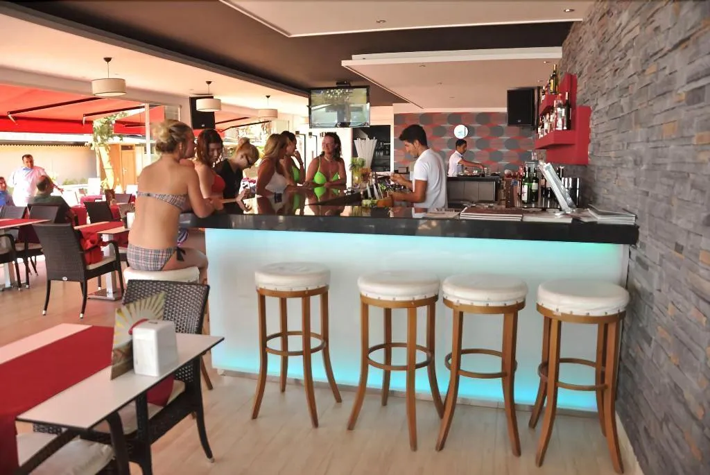 Bar, Kleopatra Delfino, Antalya