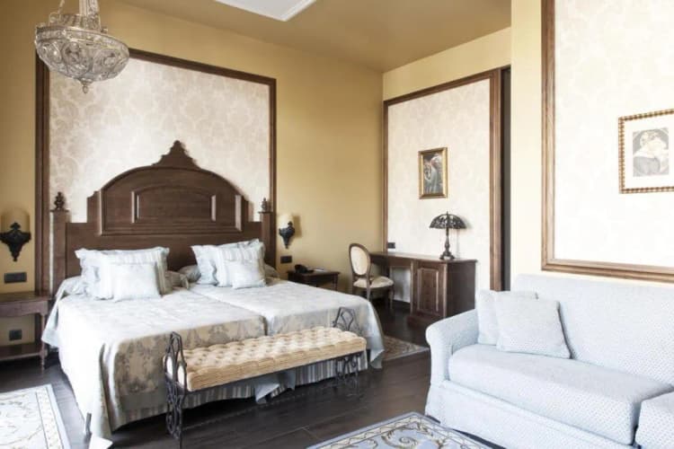 Double or Twin STANDARD Room, Portaventura Mansión de Lucy + Ticket Included, Costa Dorada