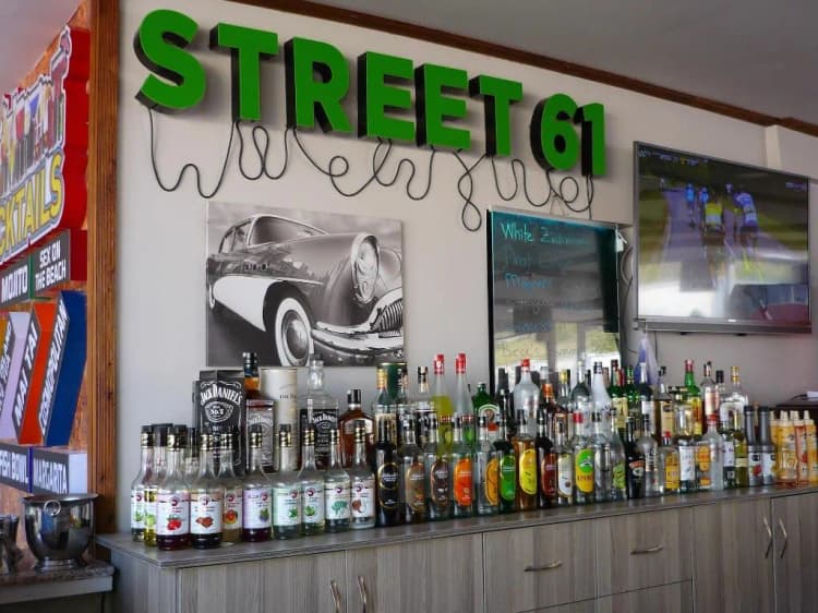 Bar, Street61 Studios, Dalaman