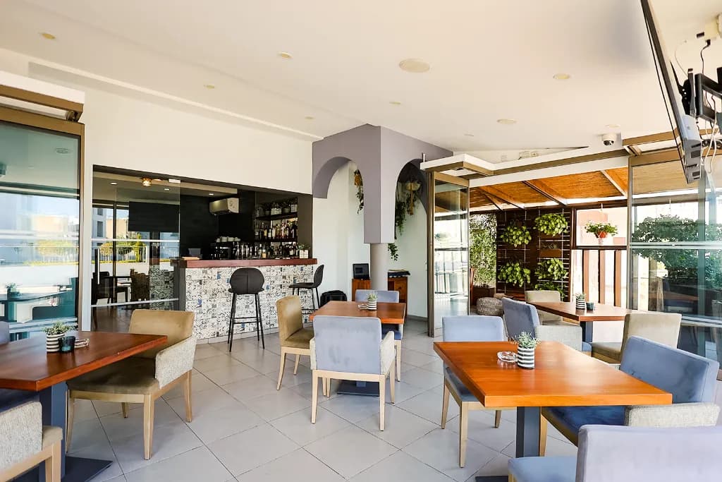 Bar, Mikes Kanarium City Hotel, Cyprus