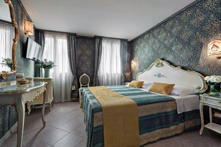 DOUBLE CANAL VIEW Room, Antica Locanda Al Gambero, Venice