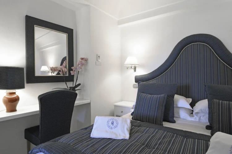 DOUBLE CLASSIC KING BED Room, Hotel Palazzo Confalone, Naples