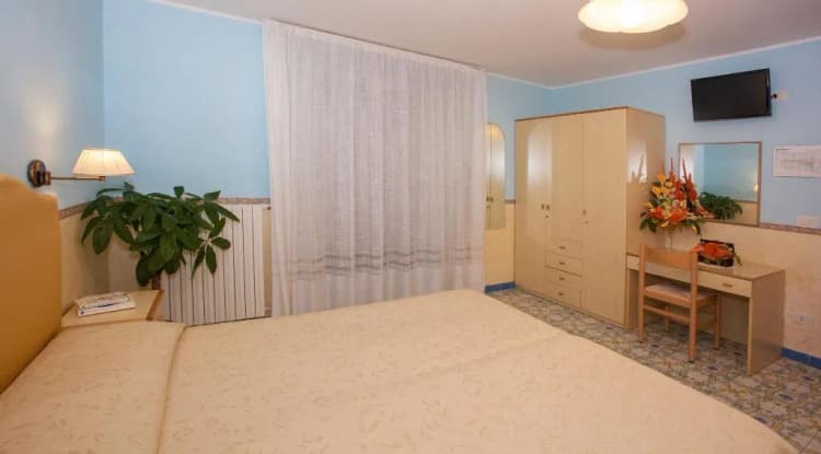 DOUBLE CLASSIC QUEEN BED Room, Amalfi, Naples