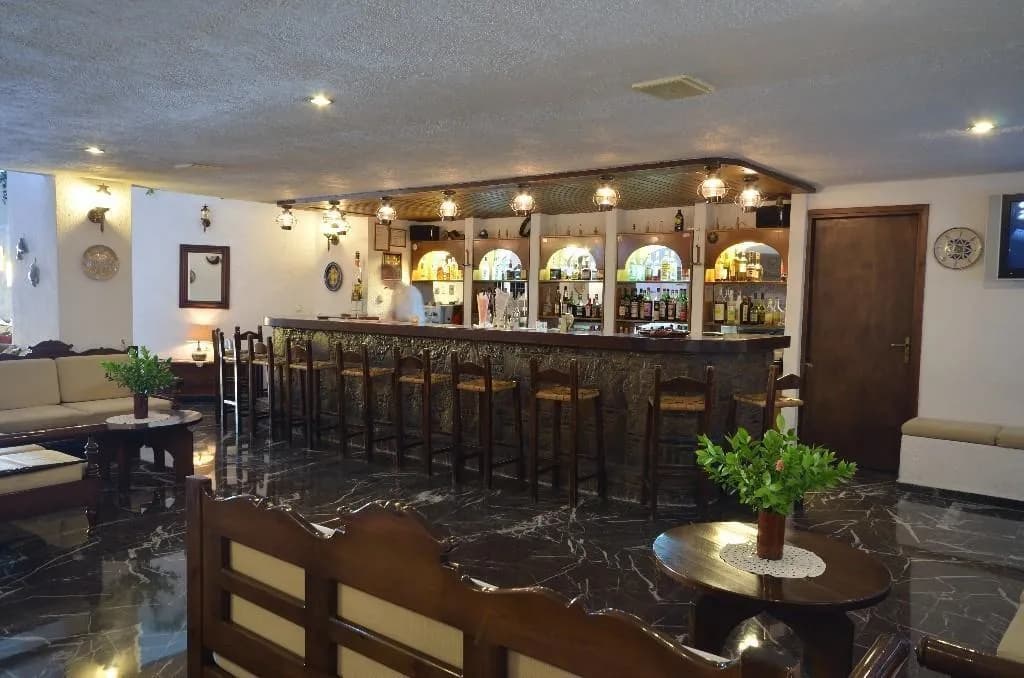 Bar, Melpo, Crete