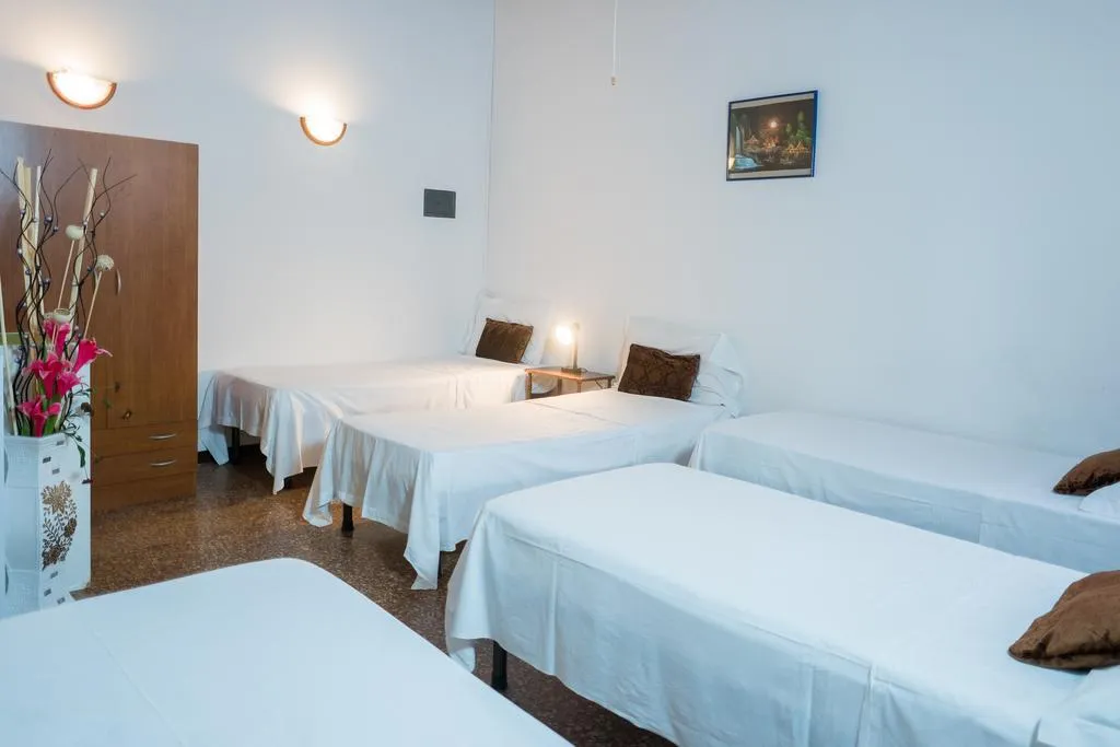 Bed in dormitory STANDARD Room, Backpackers house venice, Venice