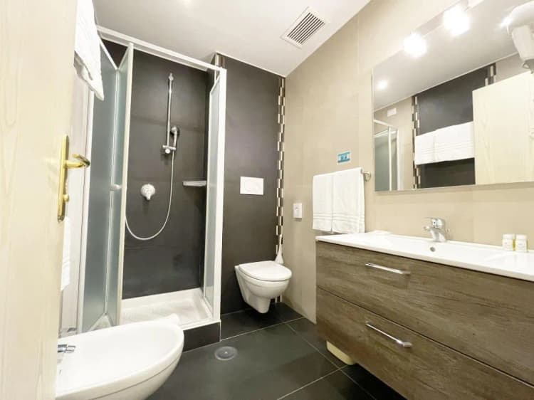 DOUBLE CLASSIC QUEEN BED Room, Hotel Central, Naples