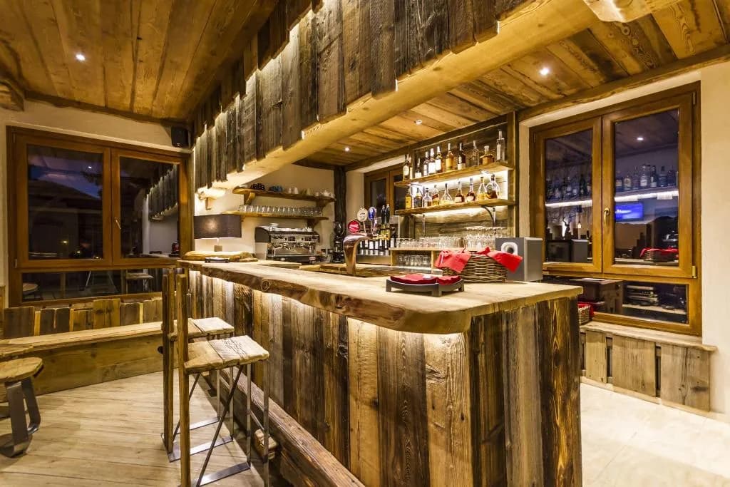 Bar, Sauze, Milan