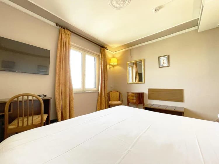 DOUBLE CLASSIC QUEEN BED Room, Hotel Central, Naples