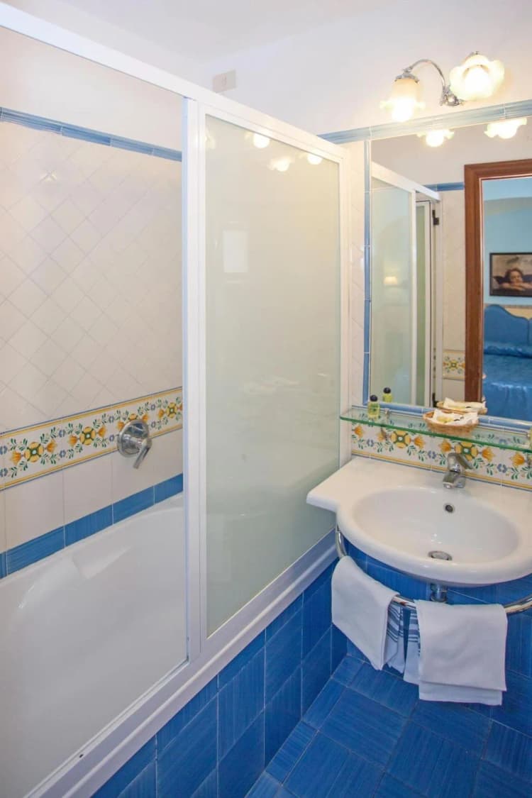DOUBLE CLASSIC QUEEN BED Room, Amalfi, Naples