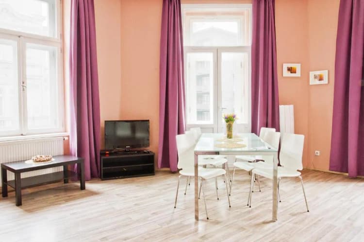 APARTMENT CAPACITY 4 Room, Royal Court Legerova, Prague