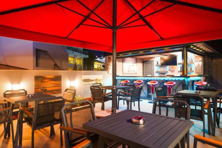 Bar, Seren Sari, Dalaman
