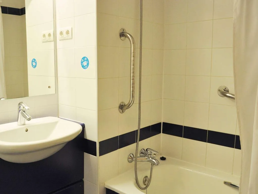 DOUBLE CAPACITY 1 Room, Travelodge Barcelona Fira, Barcelona