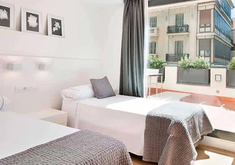 APARTMENT DELUXE WITH TERRACE Room, Murmuri Residence Mercader, Barcelona