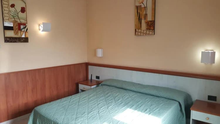 DOUBLE STANDARD Room, Laurence, Rome