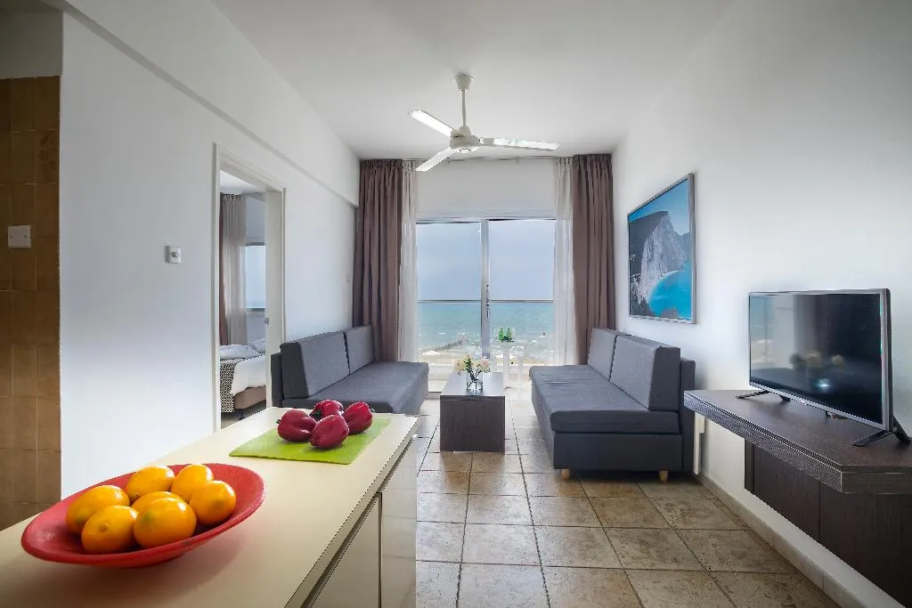APARTMENT CAPACITY 1 Room, Costantiana Beach Hotel Apts, Cyprus