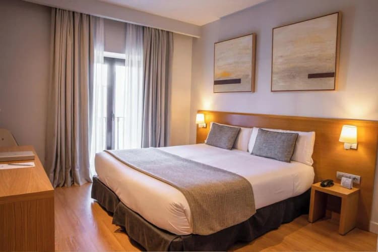 Double or Twin CITY VIEW QUEEN BED Room, Arc La Rambla, Barcelona