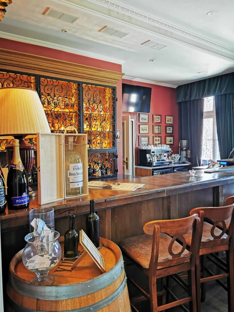 Bar, Dwor Sierakow, Krakow
