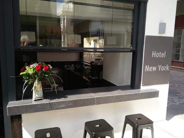 Bar, New York, Rhodes