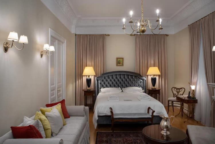 FAMILY ROOM CAPACITY 4 Room, Noble Suites, Athens