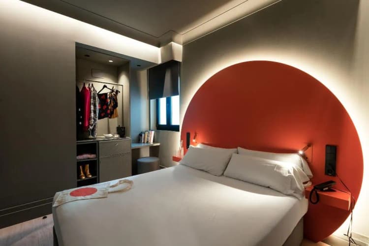 DOUBLE CLASSIC QUEEN BED Room, Chic & Basic Dot, Madrid