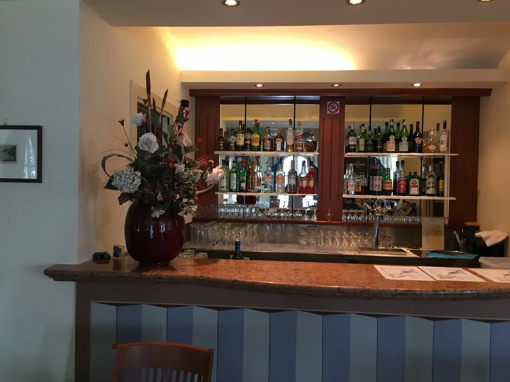 Bar, Lario, Milan