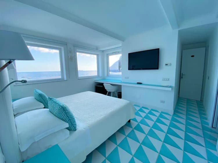 APARTMENT QUEEN SIZE BED Room, La Caravella Positano, Naples