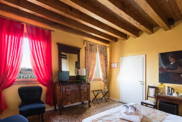 DOUBLE CANAL VIEW Room, Locanda Ai Santi Apostoli, Venice