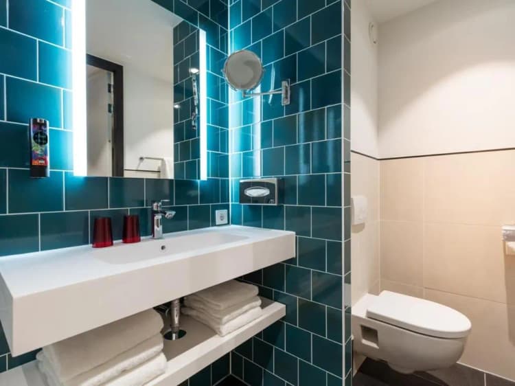 DOUBLE PREMIUM QUEEN BED Room, Holiday Inn - the niu, Fender Amsterdam, Amsterdam