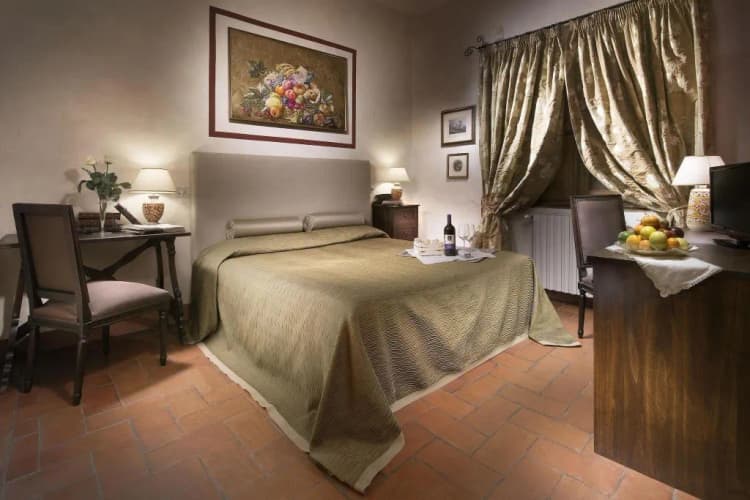 DOUBLE CLASSIC QUEEN BED Room, Villa Casagrande, Florence