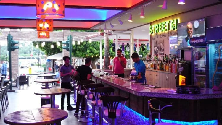Bar, Street61 Studios, Dalaman