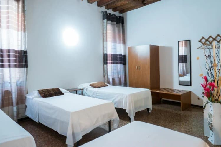 Bed in dormitory STANDARD Room, Backpackers house venice, Venice