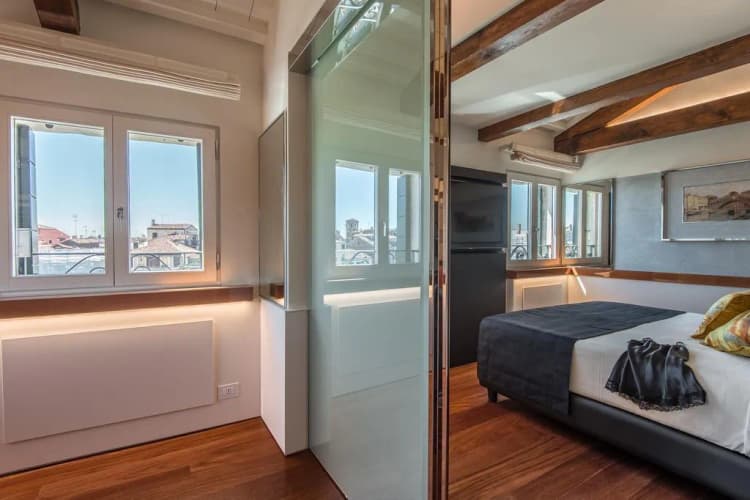 APARTMENT DELUXE CANAL VIEW Room, Rialto Hotel, Venice