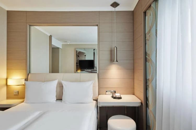 DOUBLE BUSINESS QUEEN BED Room, Titanic Comfort Mitte, Berlin