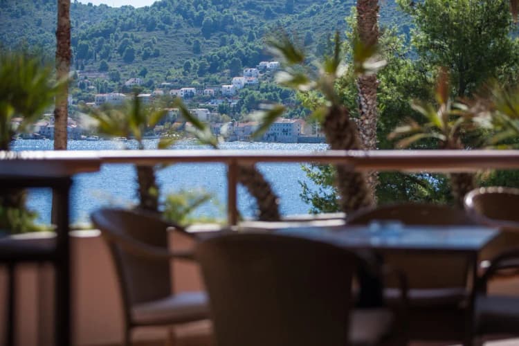 Bar, Issa, Split