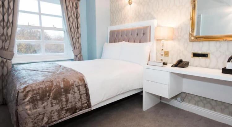 DOUBLE BASIC Room, Staunton's on the Green, Dublin