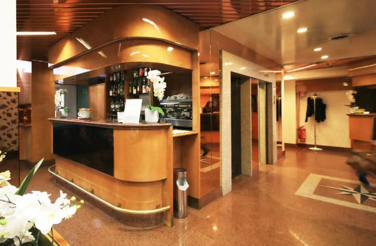 Bar, Lido, Milan